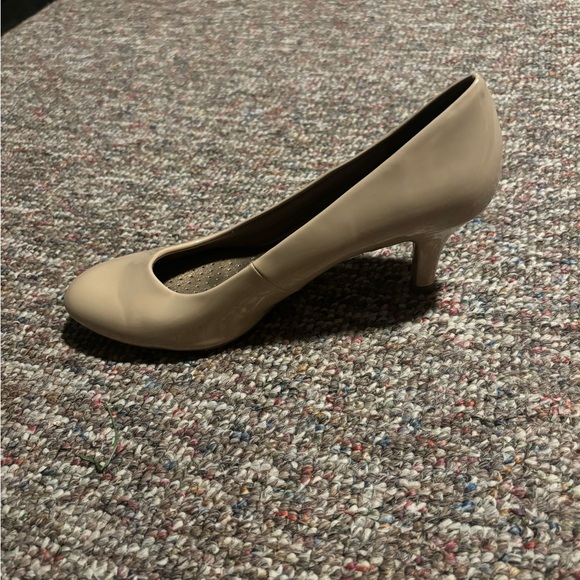 Size 8.5 LifeStride Nude Heels - Picture 7 of 7